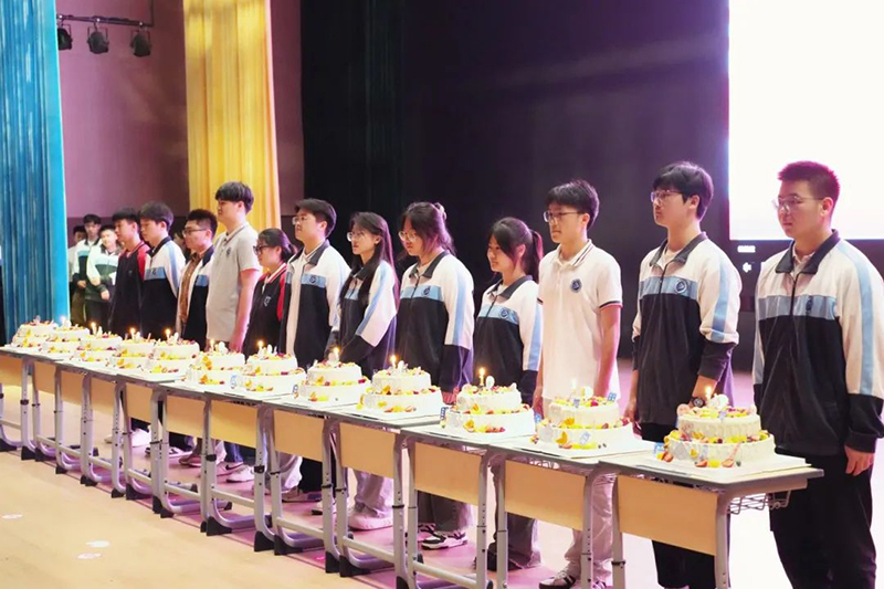 【高三級部】十八而至，為青春而戰(zhàn)——皖北協(xié)作區(qū)聯(lián)考表彰大會暨高三成人禮儀式