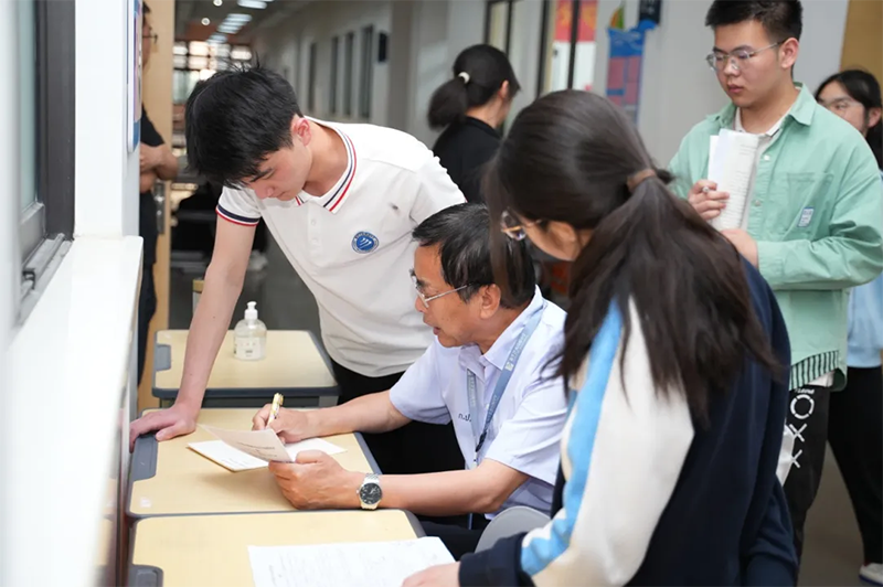 【高三級部】勠力同心拼高考，高三沖刺不孤單——全體高三教師“送餐”式服務(wù)學(xué)生高考