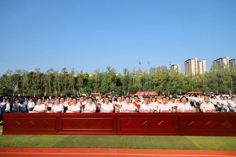 賡續(xù)輝煌，再譜華章 | 新華高級中學(xué)2024年秋季開學(xué)典禮暨教師節(jié)表彰大會