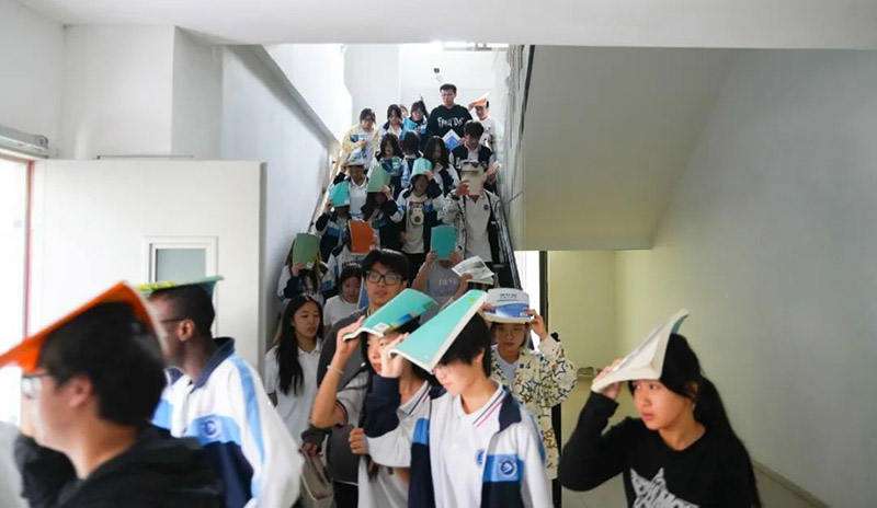 以練筑防 臨“震”不亂——我校開展防震應(yīng)急疏散演練活動