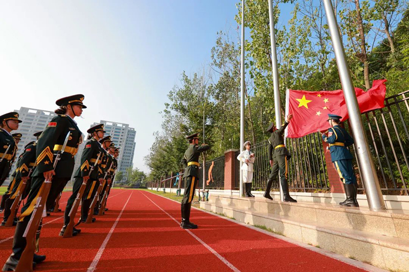 【德育活動】我與國旗合個影，定格最美中國紅——國慶德育實踐活動作業(yè)展