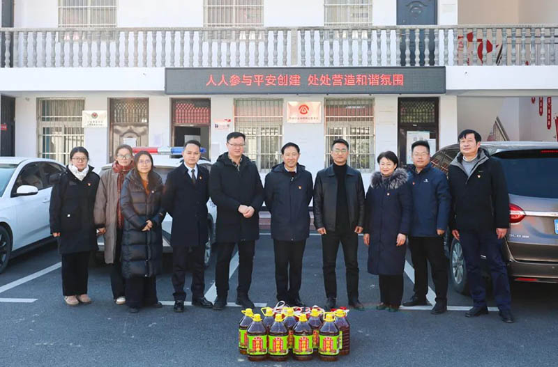 新華高級(jí)中學(xué)黨支部赴雙墩鎮(zhèn)富水村開展“送溫暖”主題黨日活動(dòng)