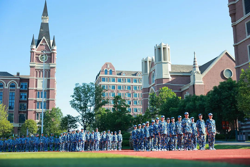 迷彩淬火記 | 淬煉青春鑄鋒芒！新華高級中學(xué)2025級高一年級軍訓(xùn)閉營儀式圓滿收官
